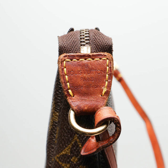 LOUIS VUITTON POCHETTE BAG