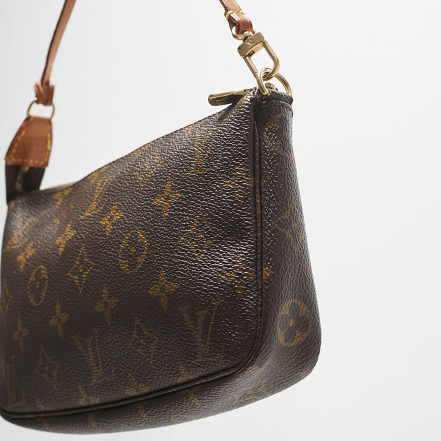 LOUIS VUITTON POCHETTE BAG