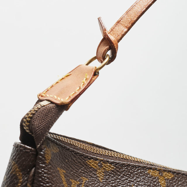 LOUIS VUITTON POCHETTE BAG