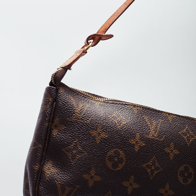 LOUIS VUITTON POCHETTE HAND BAG