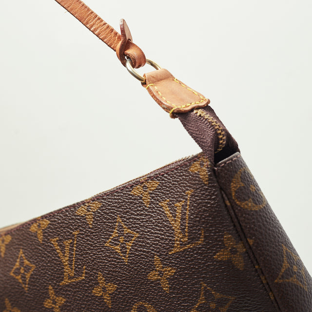 LOUIS VUITTON POCHETTE HAND BAG