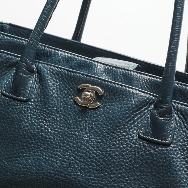 CHANEL LEATHER TOTE BAG